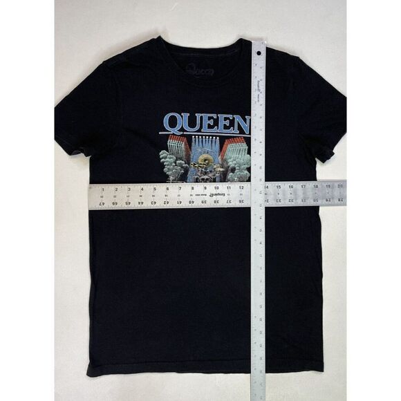 Queen 1980 Tour Retro Graphic T-shirt Women XS Black Short Sleeve Music - Picture 5 of 5
